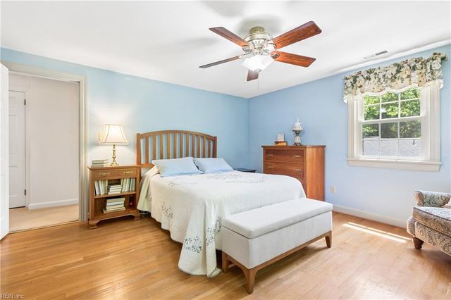 8 Bradford CIR, Newport News, VA 23602