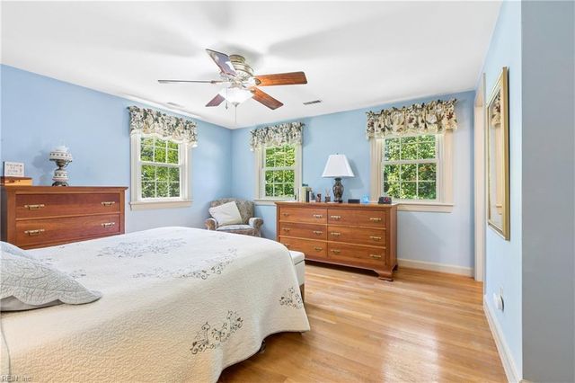 8 Bradford CIR, Newport News, VA 23602