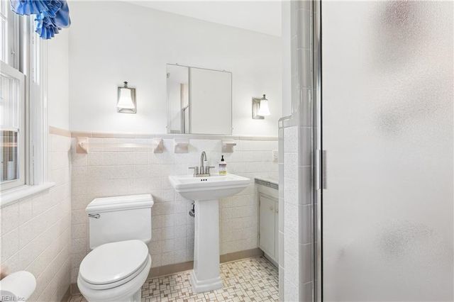 8 Bradford CIR, Newport News, VA 23602