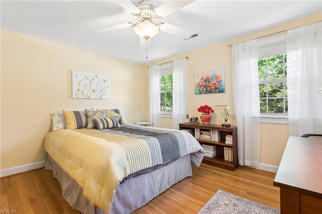 8 Bradford CIR, Newport News, VA 23602