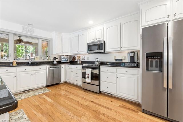 8 Bradford CIR, Newport News, VA 23602