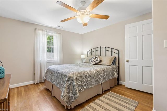 8 Bradford CIR, Newport News, VA 23602