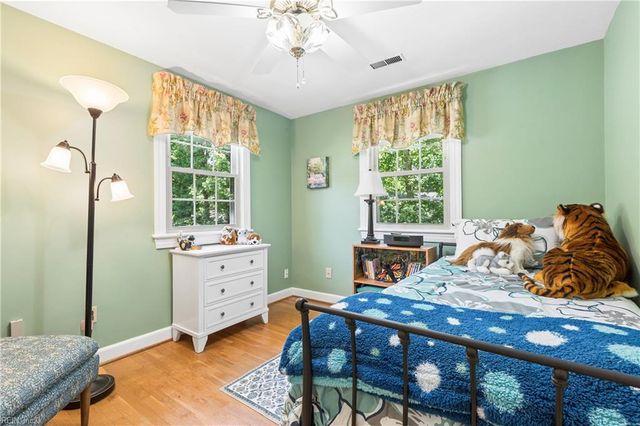 8 Bradford CIR, Newport News, VA 23602