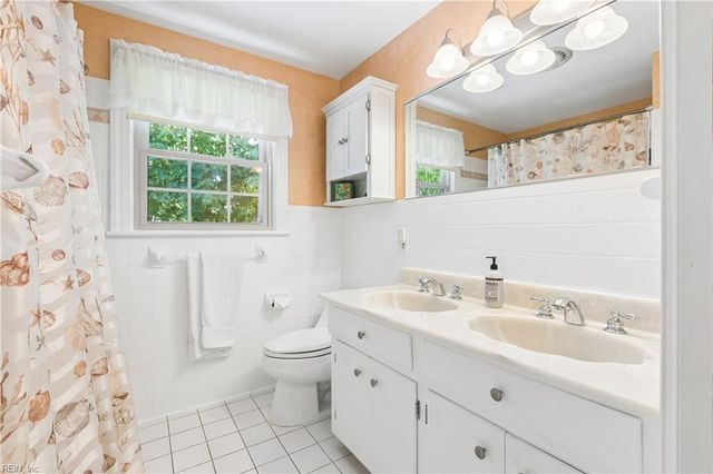 8 Bradford CIR, Newport News, VA 23602