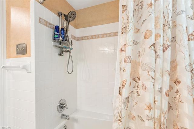 8 Bradford CIR, Newport News, VA 23602