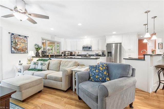 8 Bradford CIR, Newport News, VA 23602