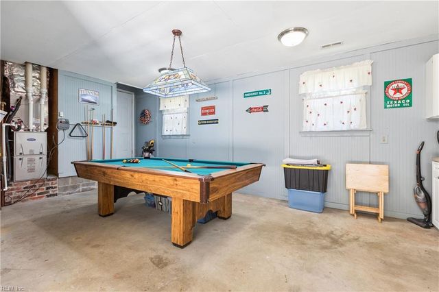 8 Bradford CIR, Newport News, VA 23602