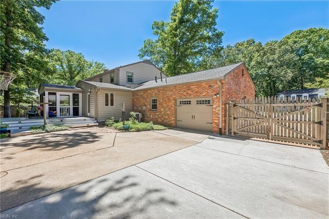 8 Bradford CIR, Newport News, VA 23602