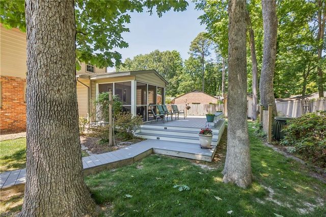 8 Bradford CIR, Newport News, VA 23602