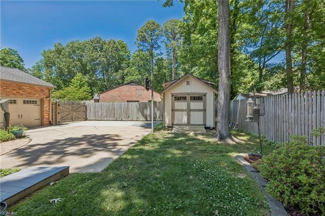 8 Bradford CIR, Newport News, VA 23602