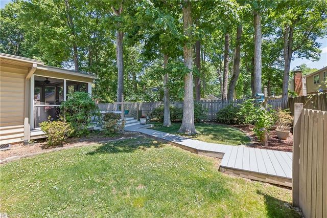 8 Bradford CIR, Newport News, VA 23602
