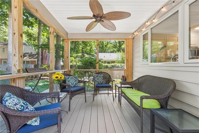 8 Bradford CIR, Newport News, VA 23602