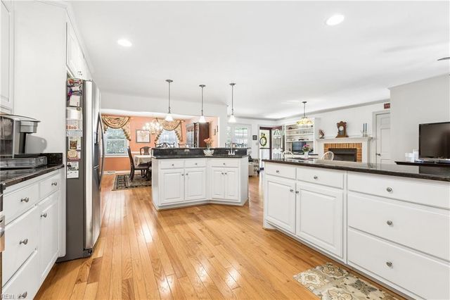 8 Bradford CIR, Newport News, VA 23602