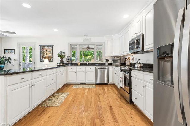 8 Bradford CIR, Newport News, VA 23602