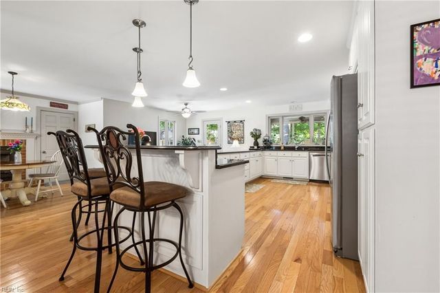 8 Bradford CIR, Newport News, VA 23602
