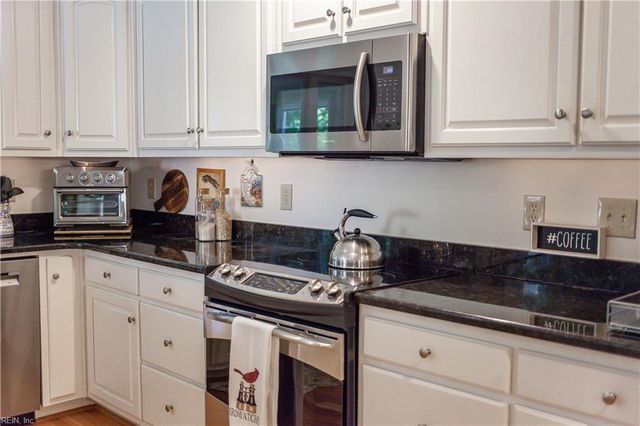 8 Bradford CIR, Newport News, VA 23602
