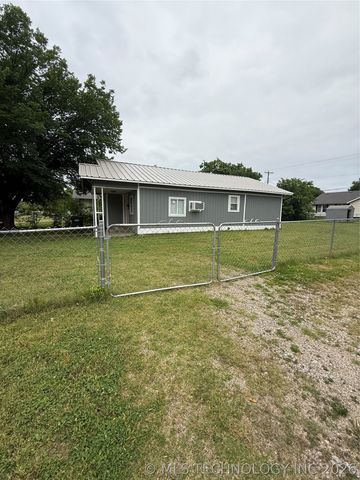 1202 W Division Street, Henryetta, OK 74437