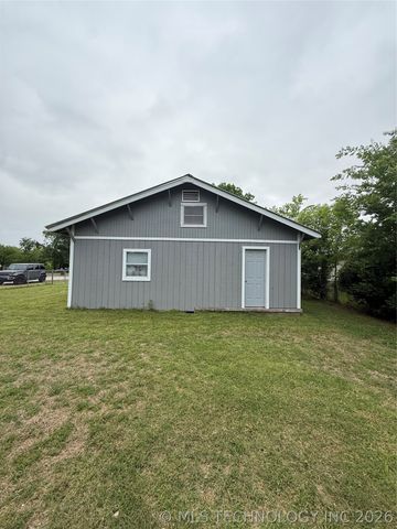 1202 W Division Street, Henryetta, OK 74437