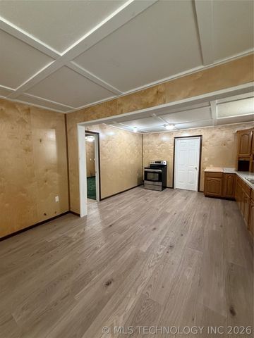1202 W Division Street, Henryetta, OK 74437