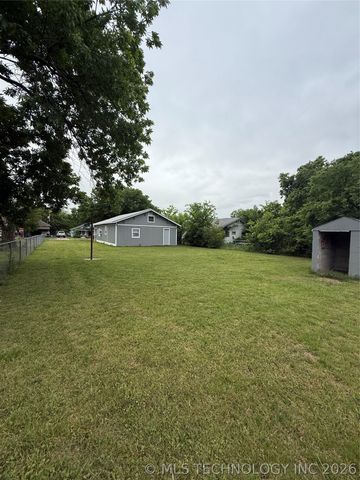 1202 W Division Street, Henryetta, OK 74437