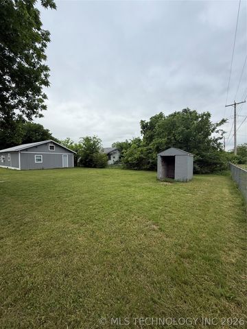 1202 W Division Street, Henryetta, OK 74437