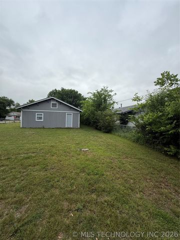 1202 W Division Street, Henryetta, OK 74437