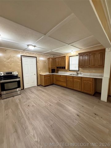 1202 W Division Street, Henryetta, OK 74437