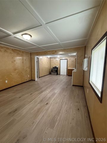 1202 W Division Street, Henryetta, OK 74437