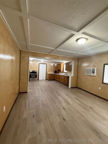 1202 W Division Street, Henryetta, OK 74437