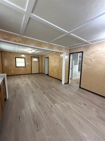 1202 W Division Street, Henryetta, OK 74437