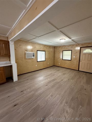 1202 W Division Street, Henryetta, OK 74437