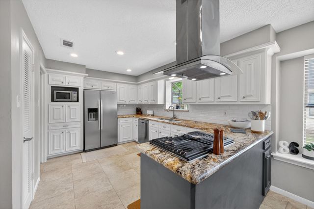 1602 S Hearthside Drive, Richmond, TX 77406