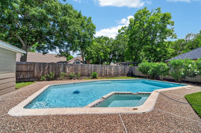 1602 S Hearthside Drive, Richmond, TX 77406