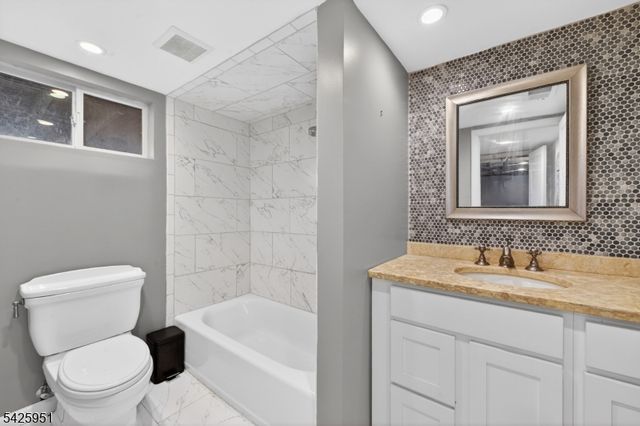 16 Devonshire Ter, Mount Olive Twp., NJ 07836