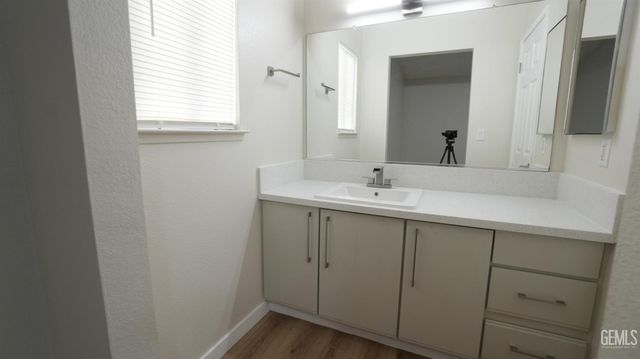 2004 Ocean View Drive, Bakersfield, CA 93307