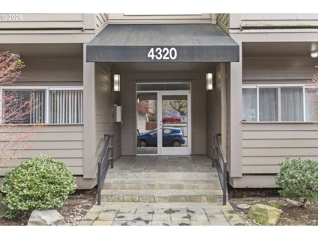 4320 S CORBETT Ave 102, Portland, OR 97239