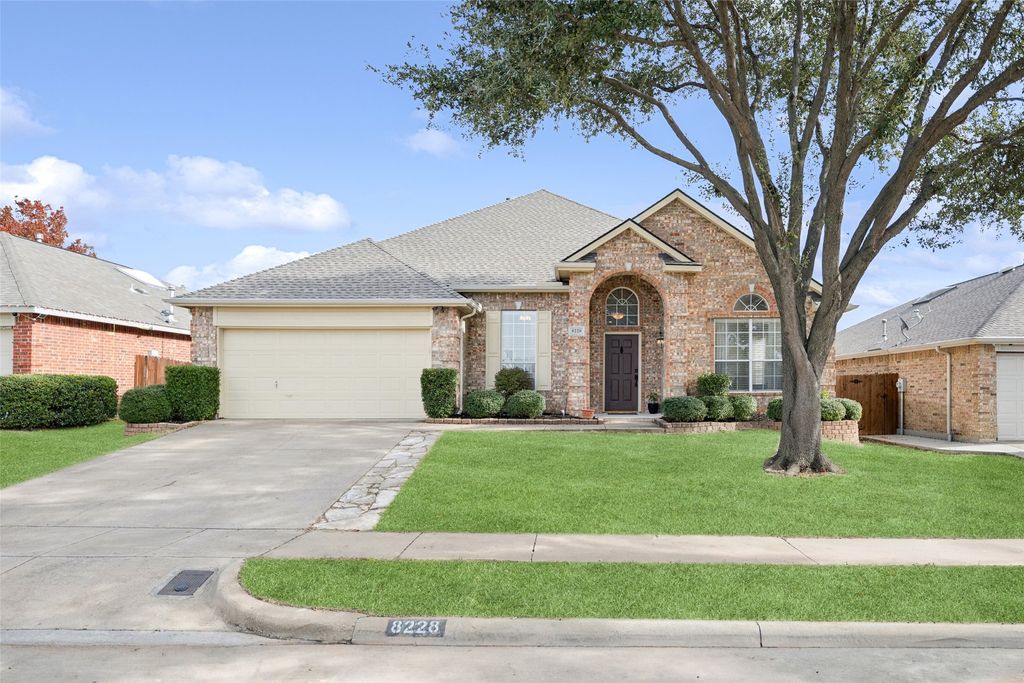 8228 Muirwood Trail, Fort Worth, TX 76137