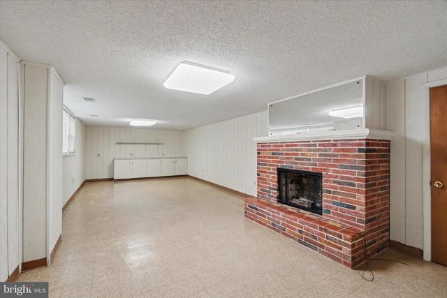 2401 EMERALD AVE, York, PA 17408