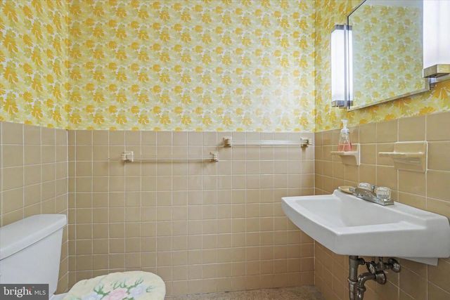 2401 EMERALD AVE, York, PA 17408