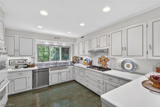23900 Stanford Road, Shaker Heights, OH 44122