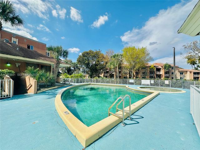 17530 NW 68th Ave C4012, Hialeah, FL 33015