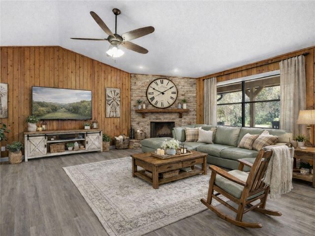 370 SAND PINE PLACE, Geneva, FL 32732