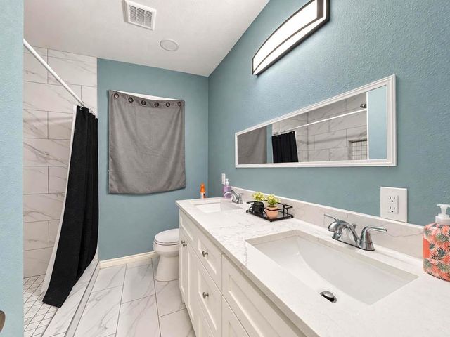 6737 E Bayou Drive, Hitchcock, TX 77563