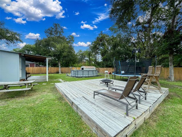 6737 E Bayou Drive, Hitchcock, TX 77563