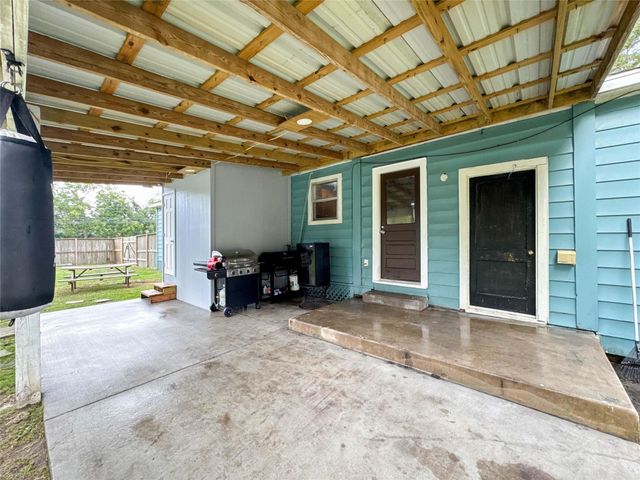 6737 E Bayou Drive, Hitchcock, TX 77563