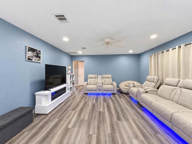 6737 E Bayou Drive, Hitchcock, TX 77563