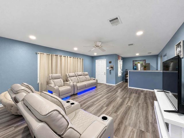 6737 E Bayou Drive, Hitchcock, TX 77563