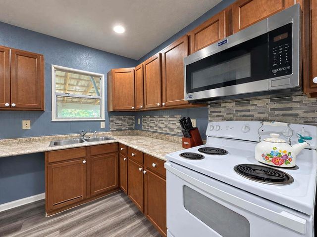 6737 E Bayou Drive, Hitchcock, TX 77563