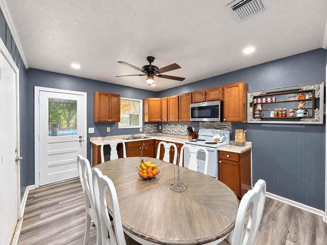 6737 E Bayou Drive, Hitchcock, TX 77563