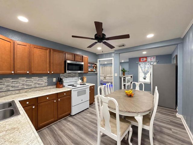 6737 E Bayou Drive, Hitchcock, TX 77563